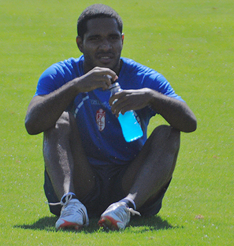 Angulo durante el entrenamiento matutino con el Granada