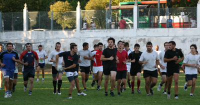 Grupo de jugadores del Universidad hacen carrera continua en Fuentenueva (J.J. Medina)