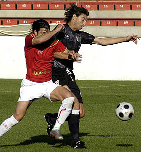 Juanma Ortiz lucha por el balón (PACO AYALA)