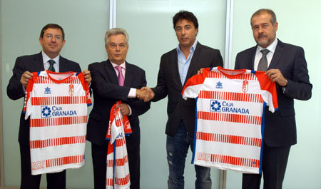 Quique Pina junto a Antonio Jara en el centro de la imagen (GRJ)