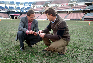 Granados inspeccionando el césped de Los Cármenes durante la temporada pasada