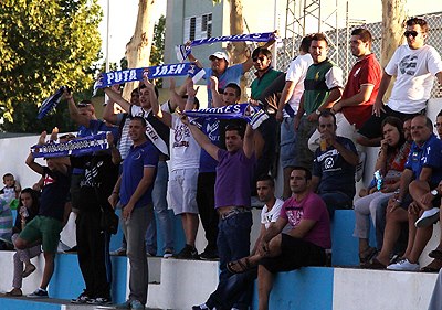 Seguidores del Linares Deportivo en Maracena (LUIS J. QUESADA)