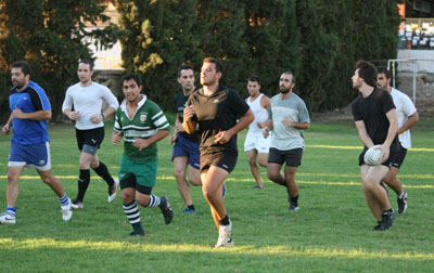 Varios jugadores del CD Universidad de Granada calientan antes de entrenar. (J.J. MEDINA)