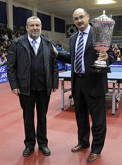 Juan Antonio Garcia, vicepresidente de la Federacion Española, entrega la copa a Miguel Crespo, presidente del CajaGranada