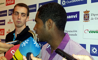 Angulo atiende a los medios de comunicación tras el entrenamiento 