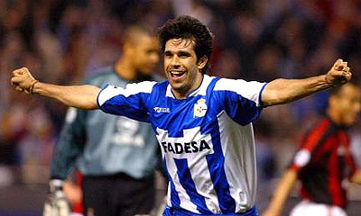 Valerón, jugador del Deportivo de la Coruña, celebrando un tanto