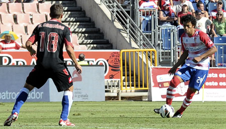 Iriney maneja el balón ante la presencia de Camuñas (BALDOMERO)