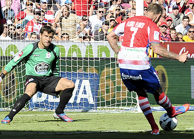 Floro Flores dispara ante la salida del cancerbero gallego (J. M. BALDOMERO)