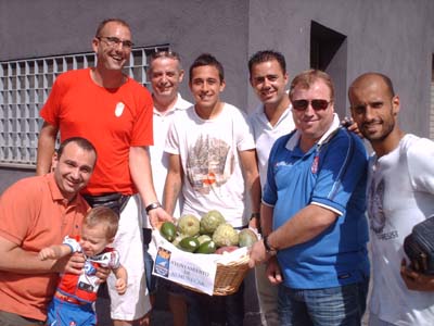 Orellana recibiendo la cesta tras el entrenamiento matinal