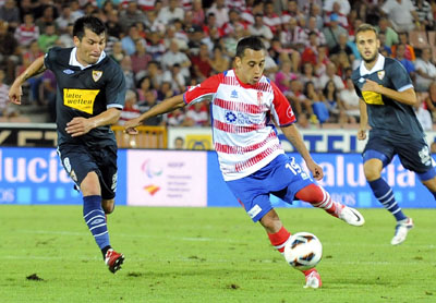 Orellana, durante el partido contra el Sevilla en Los Cármenes. (BALDOMERO)