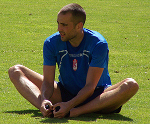Borja Gómez realiza estiramientos durante un entrenamiento