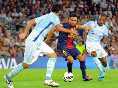 El rojiblanco Brahimi en una acción con el azulgrana Xavi (BALDOMERO)