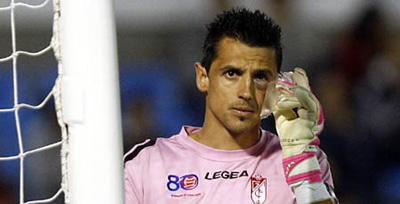 Roberto terminó el partido con el pomulo amoratado (LAOPINIONDEGRANADA.ES)