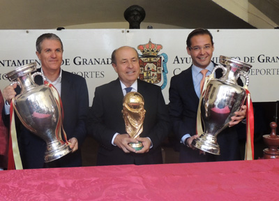 Los representantes municipales posan con los trofeos