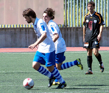 Ramiro y David Gamíz avanzan con el balón (CASTILLO)