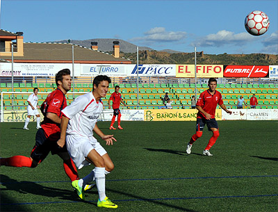 El churrianero Dani pelea con el accitano Toni por un balón (UBRIC)