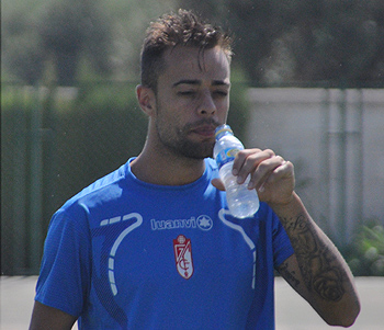 Dani Benítez se refresca durante una sesión de entrenamiento
