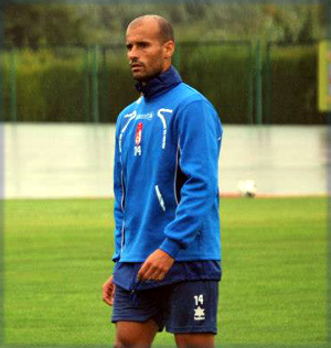 Mikel Rico se ha retirado debido a un fuerte golpe (INCHO CORDERO)