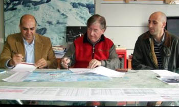 Un momento de la firma del acuerdo en Sierra Nevada 