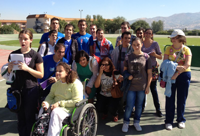 Varios alumnos del centro junto a los jugadores del Granada