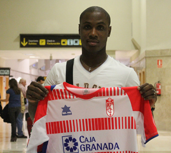 Ighalo posa con la camiseta rojiblanca a su llegada al aeropuerto