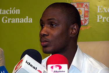Ighalo atendiendo a los medios de comunicación tras el entrenamiento