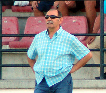 Pepe Sánchez sigue las evoluciones de su equipo desde la banda (LAZARO)