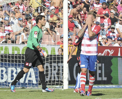 Floro Flores se lamenta tras una ocasión fallida (BALDOMERO)