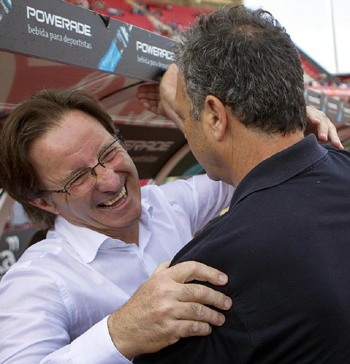 Anquela saluda a Caparros en los prolegómenos del encuentro (LAOPINIONDEGRANADA.ES)