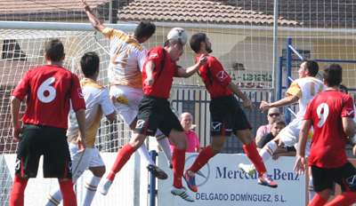 Álex Bautista remata a gol (JESÚS HURTADO)