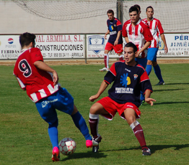 Jesús intenta irse de un jugador almeriense (BENJAMÍN MORALES)
