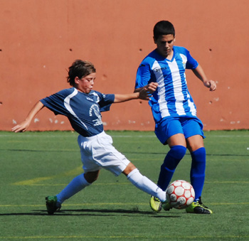 Emilio, del equipo infantil, pelea por el esférico