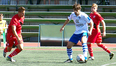 Ramiro conduce en balón ante la oposición de un rival (CASTILLO)