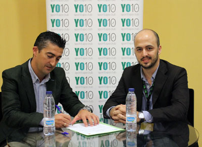 Pedro González y Emilio Torregosa durante la firma del convenio