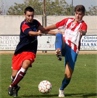 Un momento del partido entre el Arenas y el Roquetas (LÁZARO)