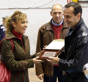 Julián Aranda entrega una placa a la concejala del Ayto. de Albolote, Marta Nievas (CBGRANADA.COM)