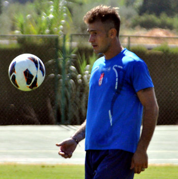 Flores durante un entrenamiento en los campos de Armilla