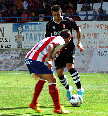 Una acción del encuentro disputado entre CD Baza y Granada CF (J. M. ALONSO)