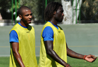 Diakhaté junto a Brahimi en un entrenamiento del Granada