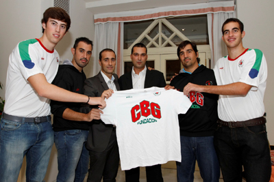 Jugadores, entrenadores y directivos posan con la camiseta de la Fundación CB Granada