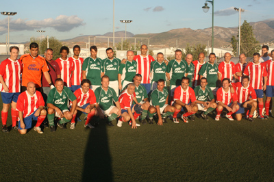 Los ex jugadores de Granada y Tenerife posan tras el encuentro