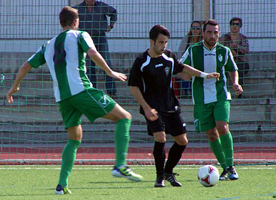Un jugador del Marbella es presionado por Moi y Sierra