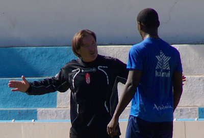 Anquela dialoga con Ighalo durante el entrenamiento 