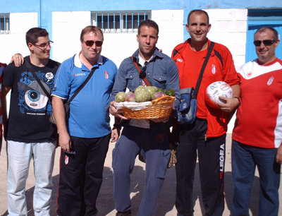 Toño posa orgulloso con su cesta de productos tropicales