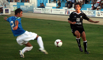 Milla se lanza decidido a cortar la progresión de un rival (LÁZARO)