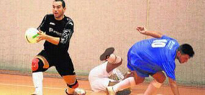 Óscar López ataja el balón