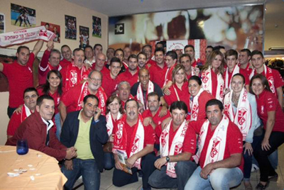 Mikel Rico junto a los Peñistas