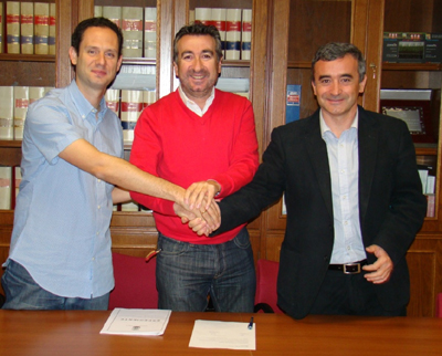 Momento de la firma del convenio entre ambas partes