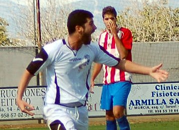 Joaquín celebrando el tanto de la igualada en Armilla (LÁZARO)