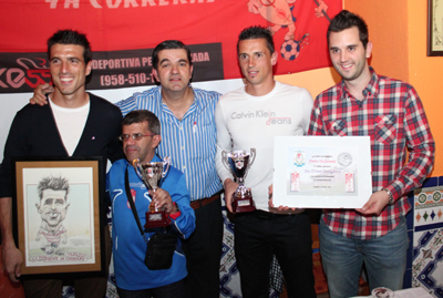 Los premiados posan con los galardonados 